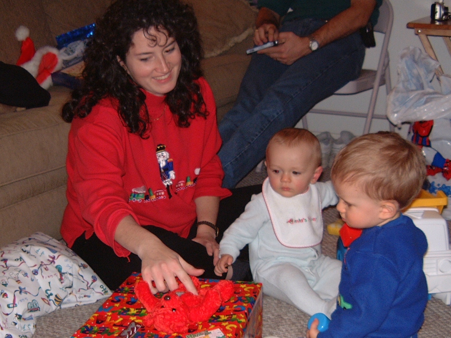 2000-12-21-11 Susie helps open pckage.jpg